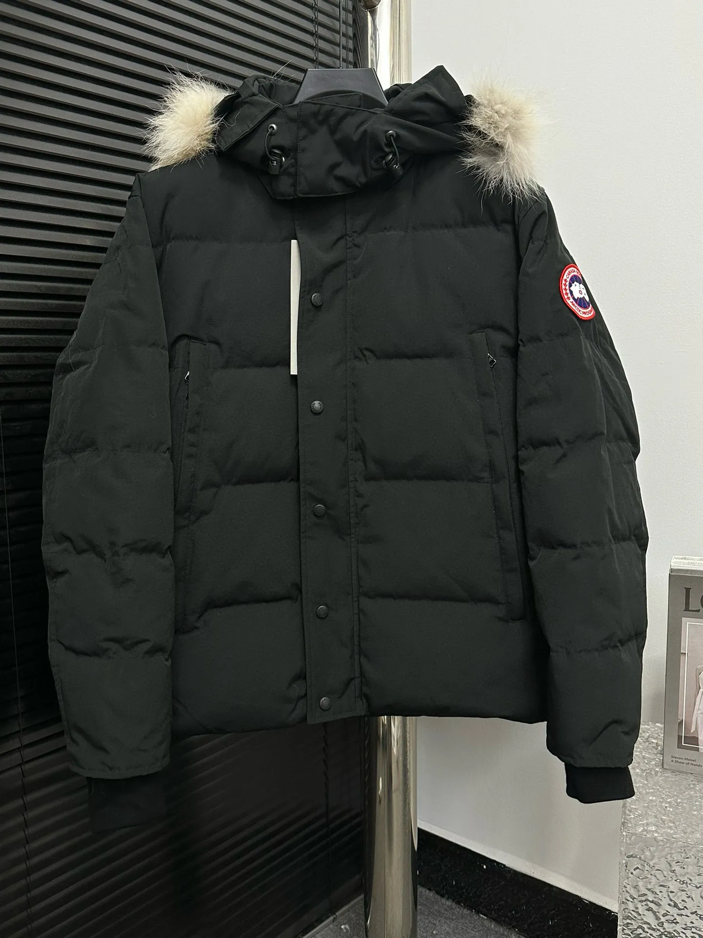 P780 [canada goose wyndham] 29 parka down jackets. The fabric is as soft and hard as the original. It can be restored by kneading at will (fabric misunderstanding: fabrics with high hardness are not waterproof. Only those who buy the latest authentic version this year will notice the softness and comfort of the fabric). The down is synchronized with the authentic white duck down. It is fluffy and not clumps. The electronically controlled down filling machine is filled with down. The zipper is customized with authentic ykk military grade copper core zipper puller. The high-hardness, non-stuck fur collar is made from original and custom-made western Canadian coyote skin. All workmanship and wiring are controlled by workers with more than ten years of service. They must be horizontal and vertical, and no crookedness is allowed. The wiring density inside is more sophisticated. Fighters in the world 29 battle all kinds of world products. Size: XS-XXL